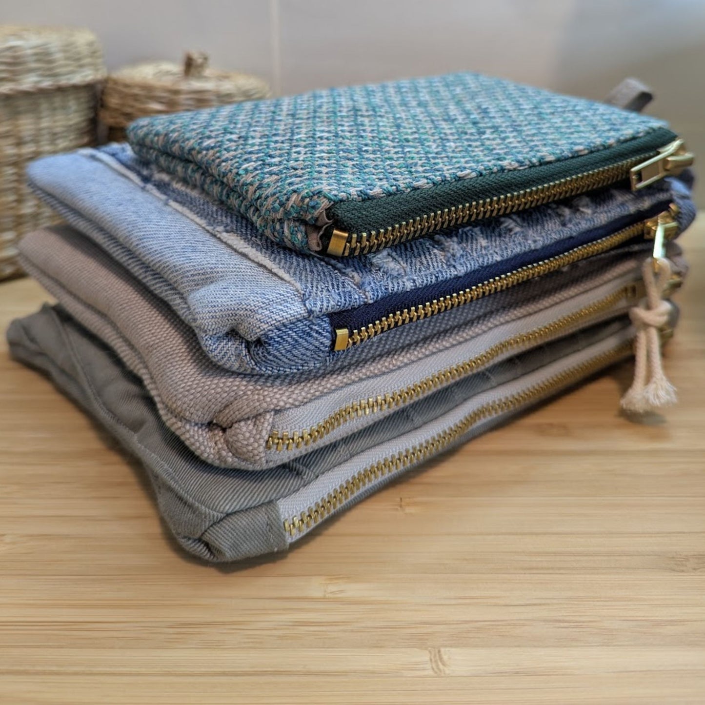 Šedá střední kosmetická taška z upcyklovaných džínů